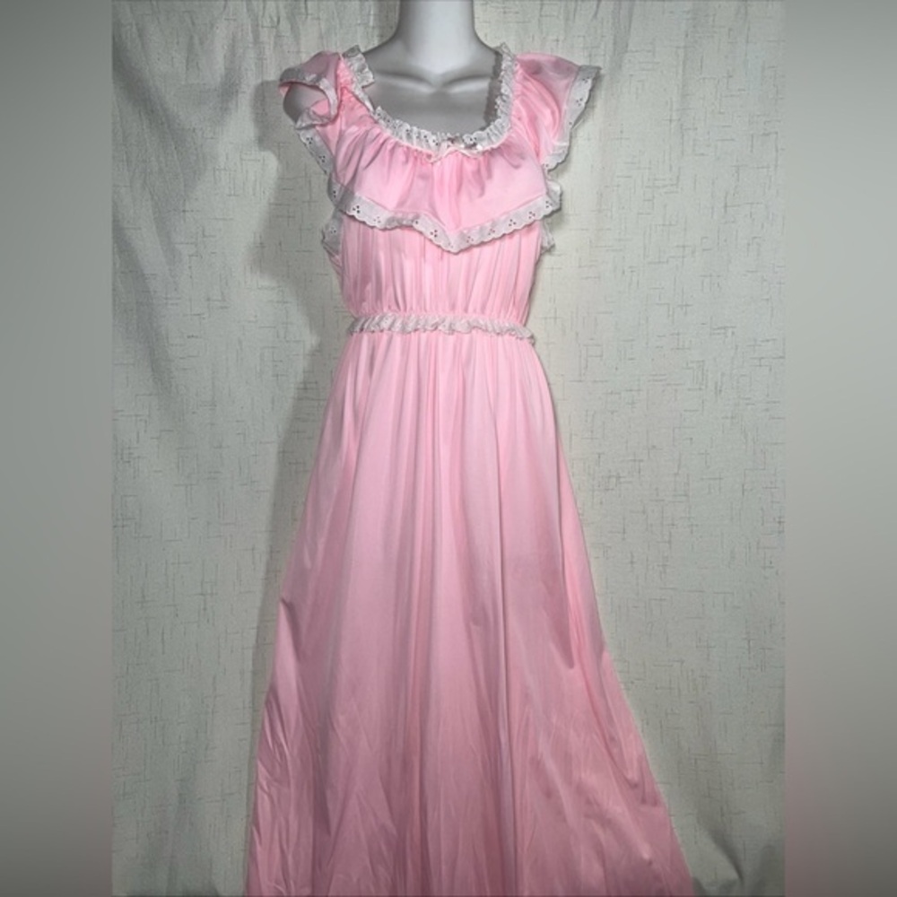 Vintage women SZ S Baby Pink Cottagecore Ruffle Full Length Maxi Nightgown